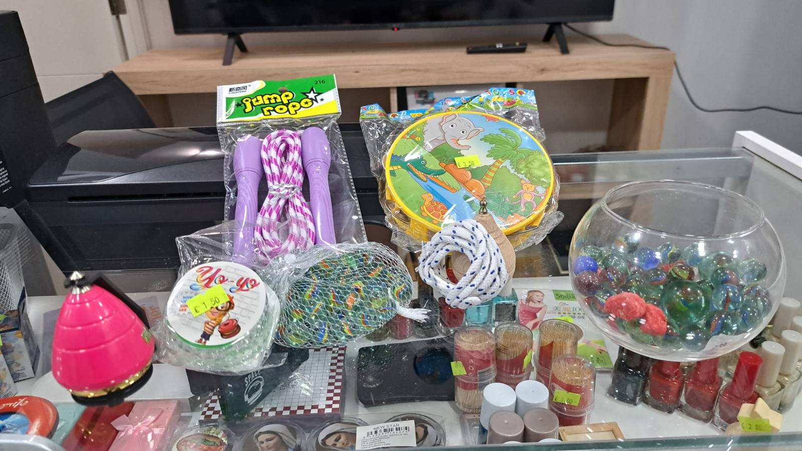 Canicas, trompos y juegos tradicionales en la vitrina de Canica