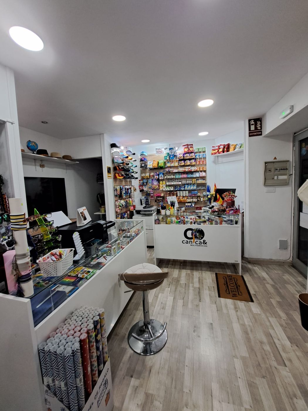Interior de la tienda Canica& Multiservicios: mostrador, taburete y pared de chuches